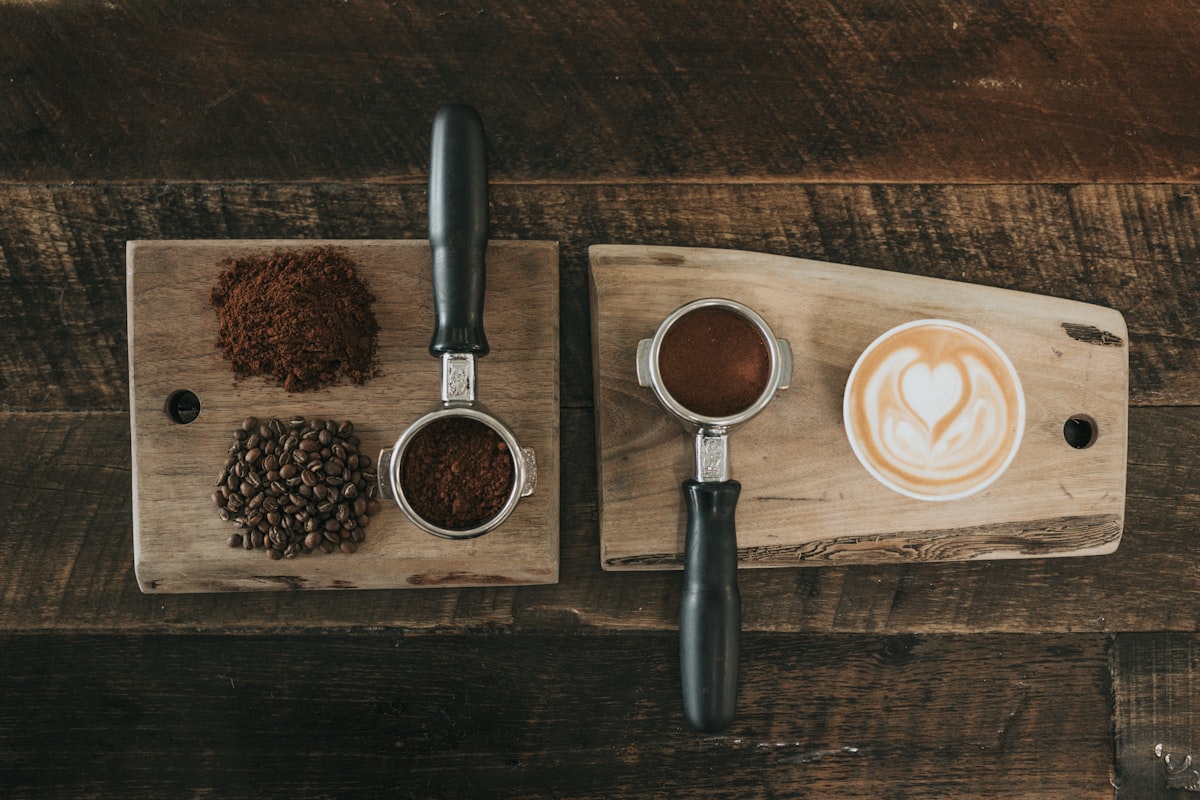 Préparation d'un espresso et grains de café fraîchement torréfiés à l'atelier Café Lumen