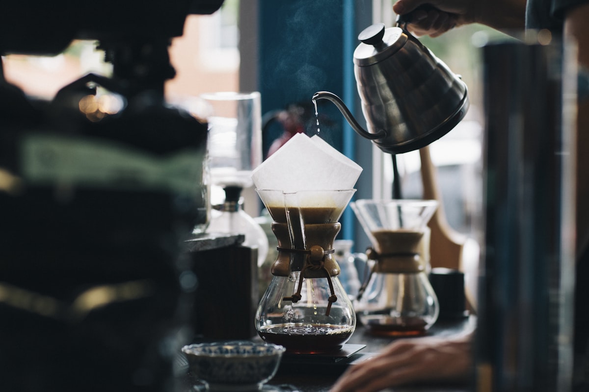 Préparation d'un café filtre au Chemex chez Café Lumen