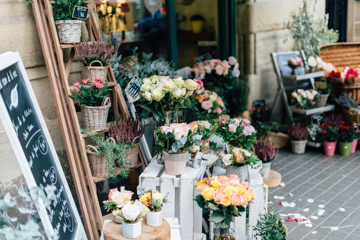 Devanture de l'atelier Maison Verdier, présentoirs de fleurs fraîches