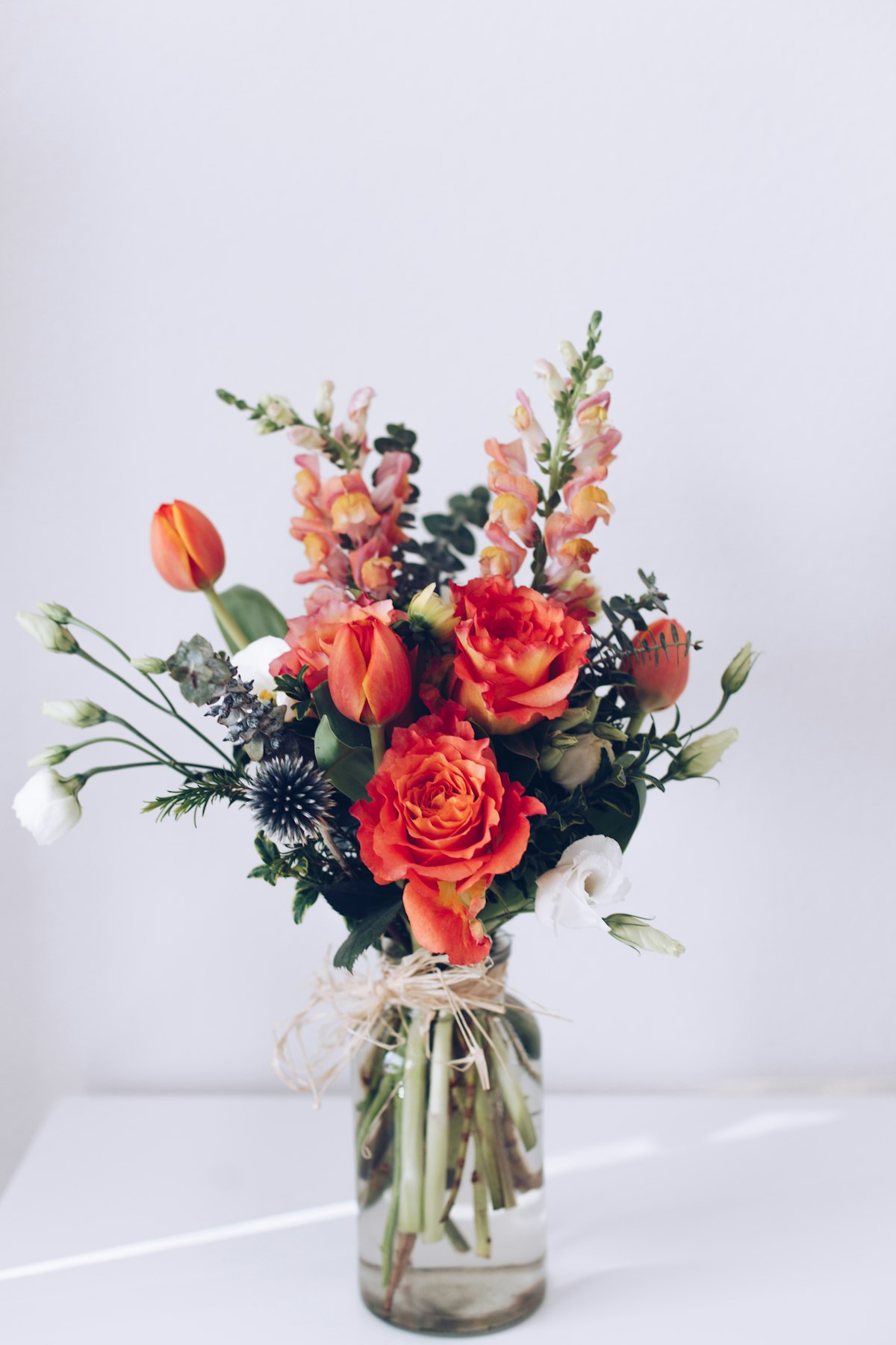 Bouquet de tulipes et roses dans un vase en verre, collection quotidien
