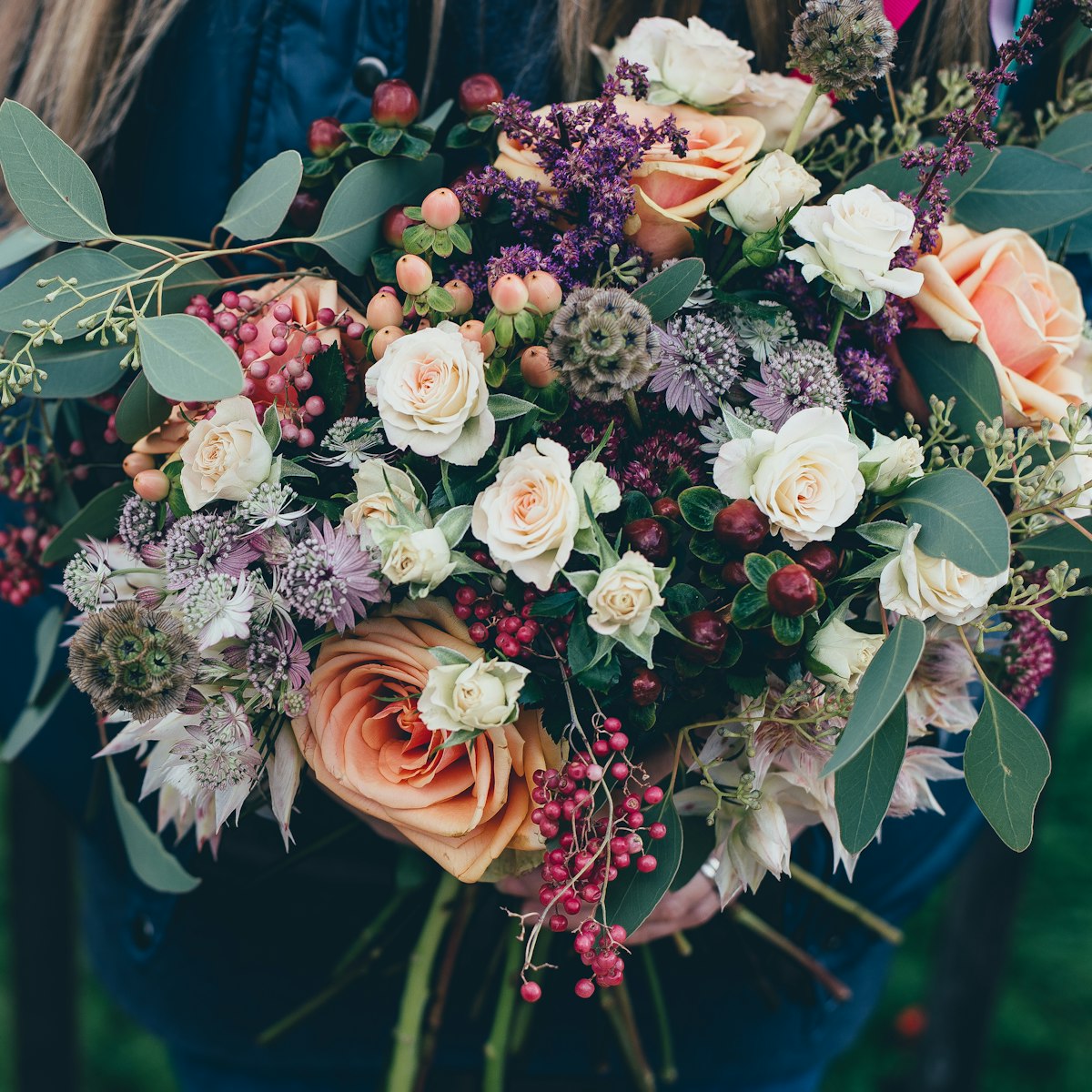 Bouquet de roses et fleurs de saison composé par Maison Verdier