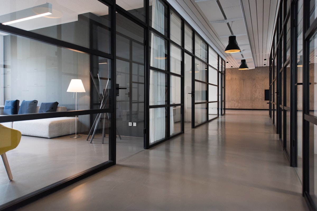 Espace de bureaux vitré aux lignes modernes